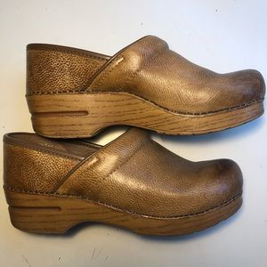 Dansko Professional Clog: Honey Distressed